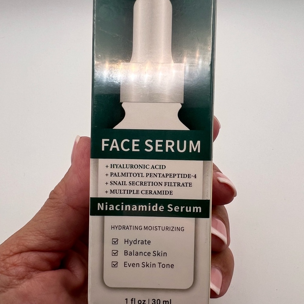 Hydrating Niacinamide Face Serum with Green and White Packaging - Picture 3 of 3